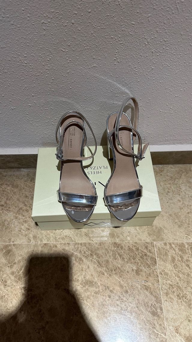Sandalias plateadas tacón