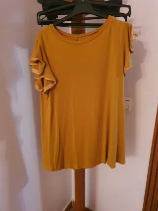 Camiseta amarilla manga corta no es de marca