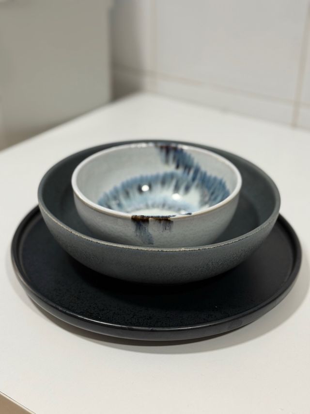 Platos de cerámica, vasos, copas y frutero