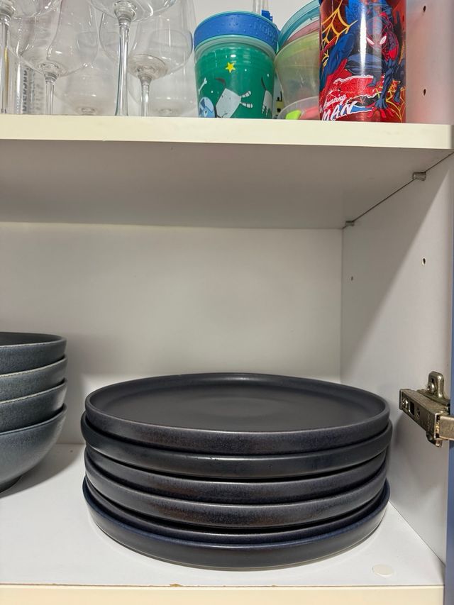 Platos de cerámica, vasos, copas y frutero