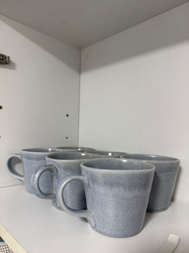 Platos de cerámica, vasos, copas y frutero