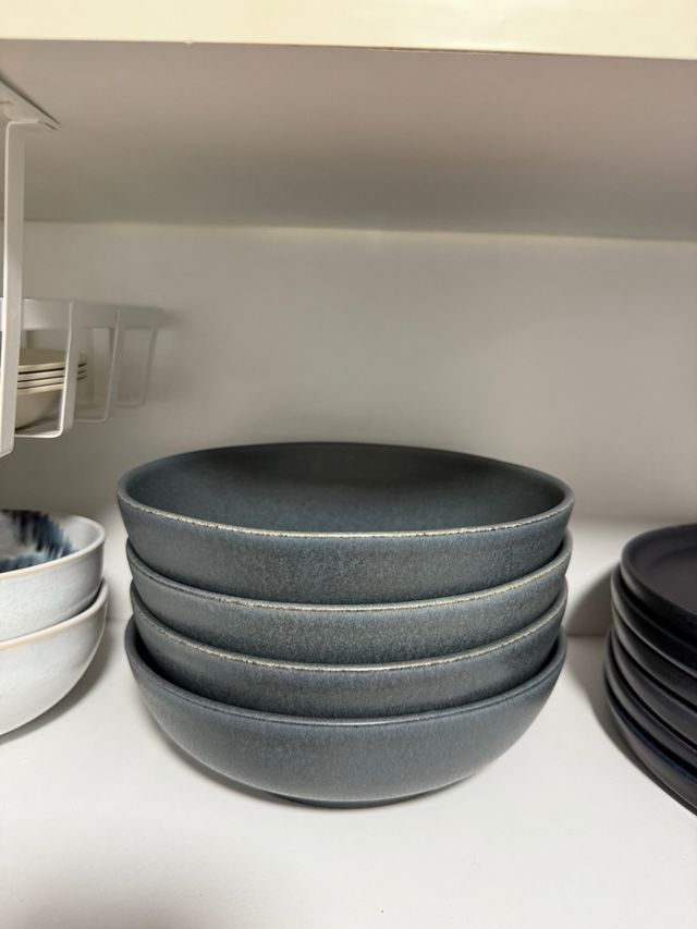 Platos de cerámica, vasos, copas y frutero