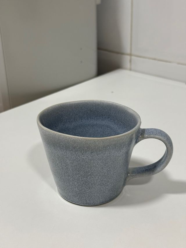 Platos de cerámica, vasos, copas y frutero