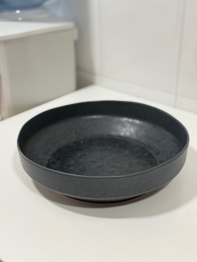 Platos de cerámica, vasos, copas y frutero