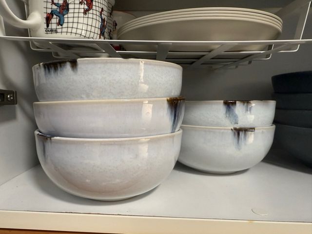 Platos de cerámica, vasos, copas y frutero