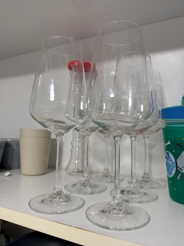 Platos de cerámica, vasos, copas y frutero