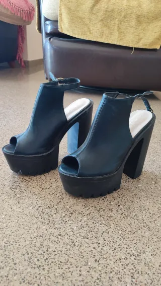 Zapatos de tacón negros plataforma peep toe