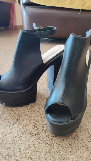 Zapatos de tacón negros plataforma peep toe