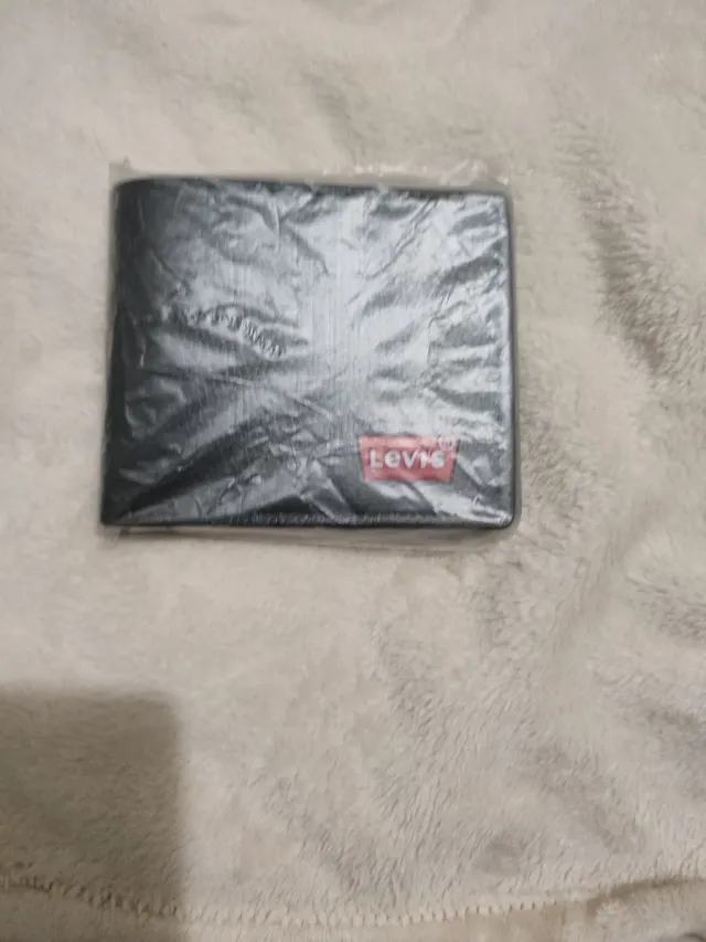 Billetera Levi's Negra con Logo Rojo
