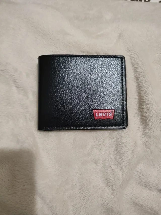 Billetera Levi's Negra con Logo Rojo
