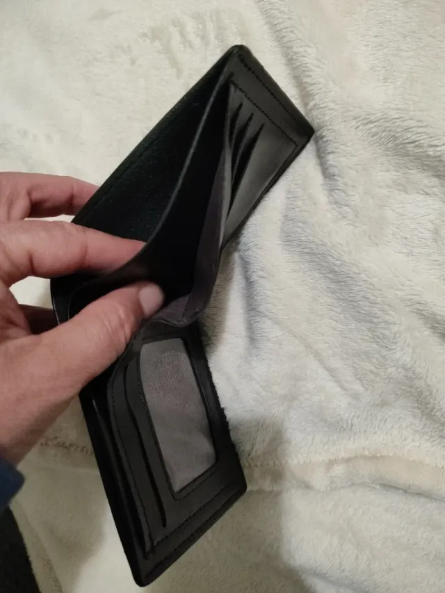 Billetera Levi's Negra con Logo Rojo
