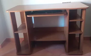 Mesa escritorio madera con estantes