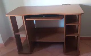 Mesa escritorio madera con estantes
