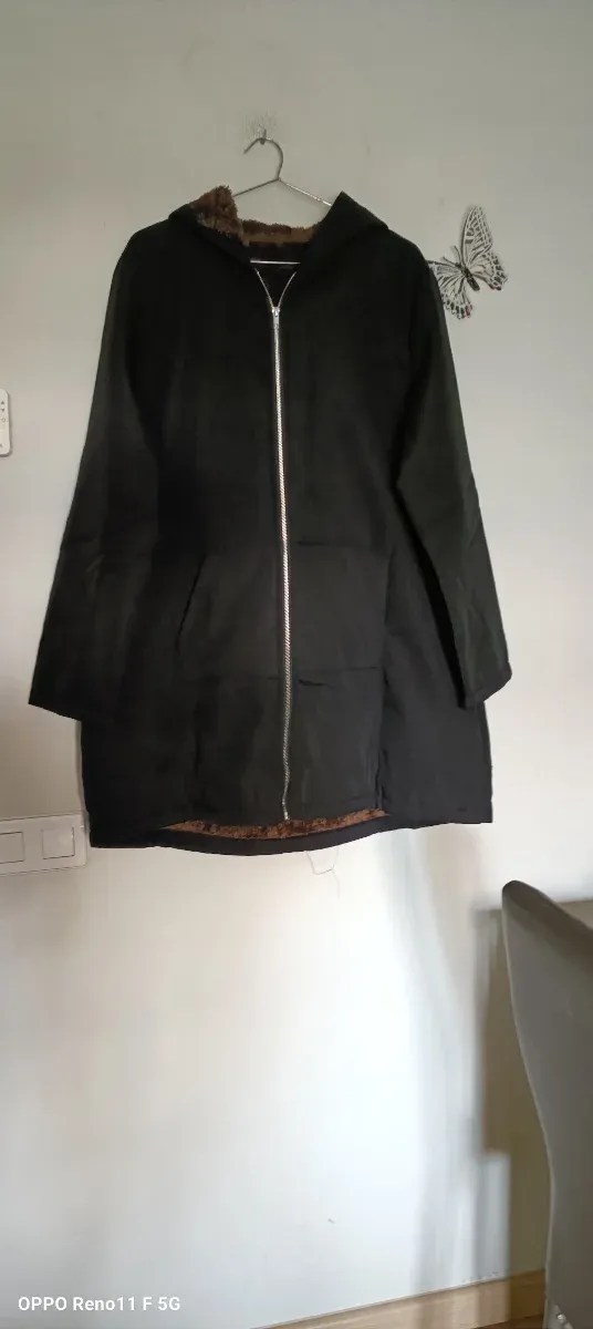 Jaqueta preta com capuz e forro marrom