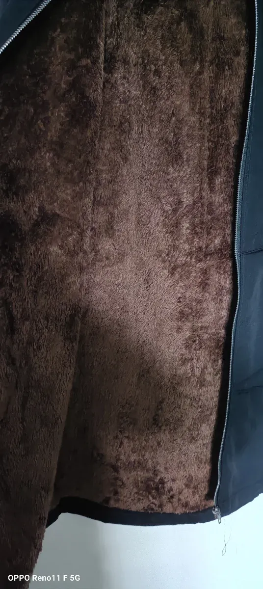 Jaqueta preta com capuz e forro marrom