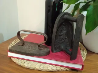 2 Planchas antiguas de hierro labradas