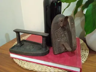 2 Planchas antiguas de hierro labradas