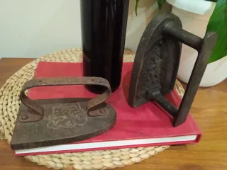 2 Planchas antiguas de hierro labradas