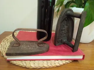 2 Planchas antiguas de hierro labradas