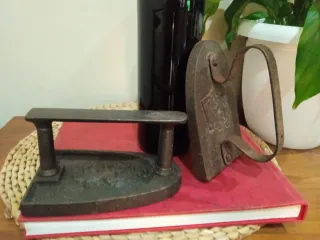 2 Planchas antiguas de hierro labradas