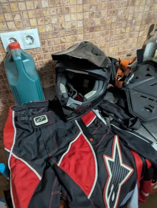 Casco moto y protecciones