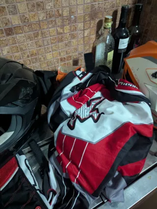 Casco moto y protecciones