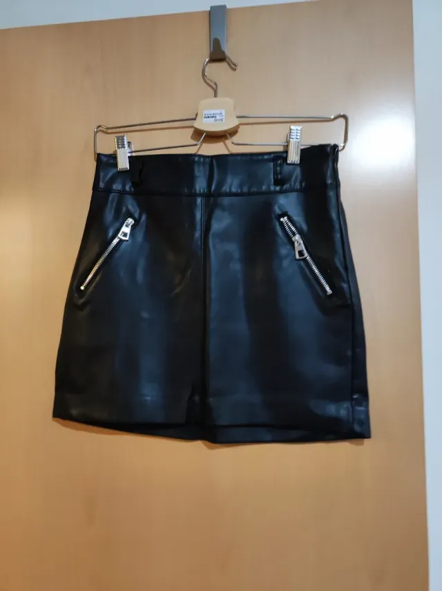 Falda polipiel negra con cremalleras