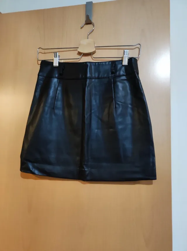 Falda polipiel negra con cremalleras