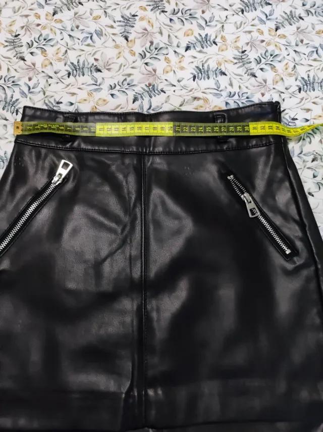 Falda polipiel negra con cremalleras