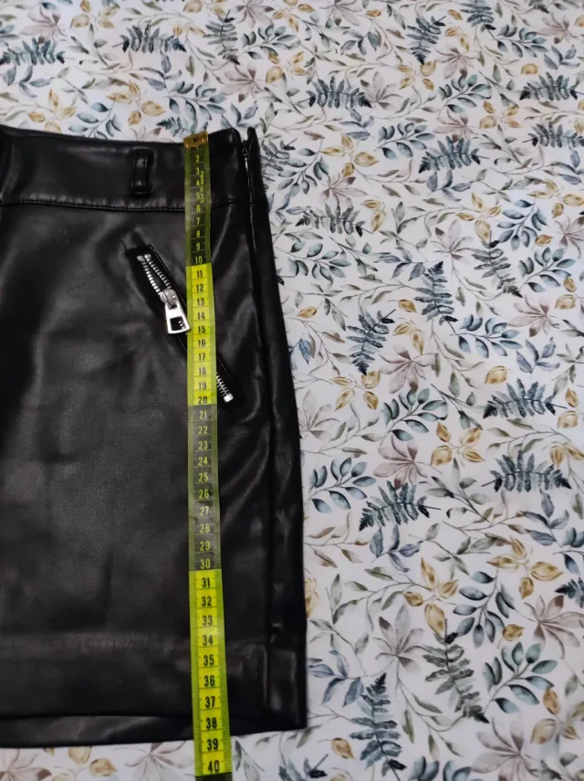 Falda polipiel negra con cremalleras