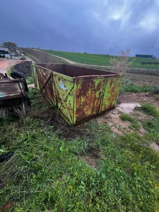 Contenedor metálico con trampilla