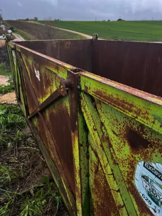 Contenedor metálico con trampilla