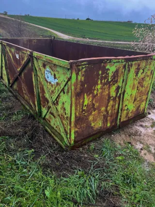 Contenedor metálico con trampilla