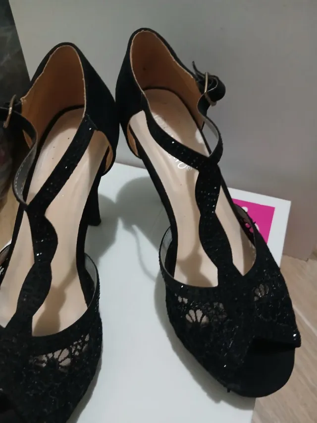 Scarpe eleganti con pizzo