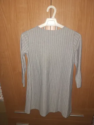 Vestido Stradivarius gris rayas finas