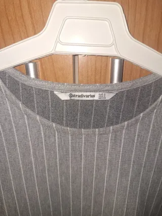 Vestido Stradivarius gris rayas finas