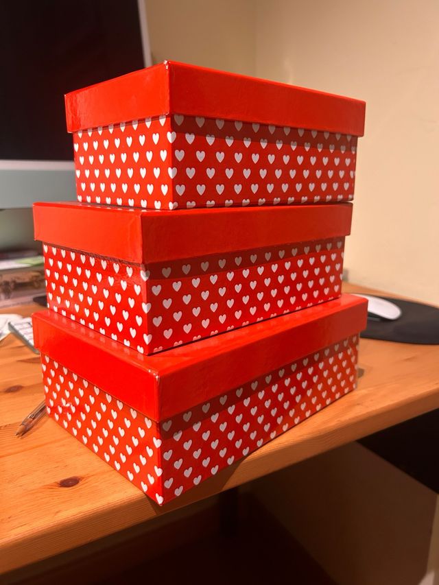 Cajas de regalo con corazones blancos