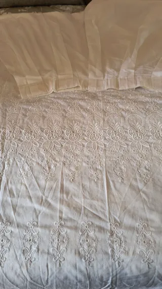 Cortinas blancas de tela con bordado