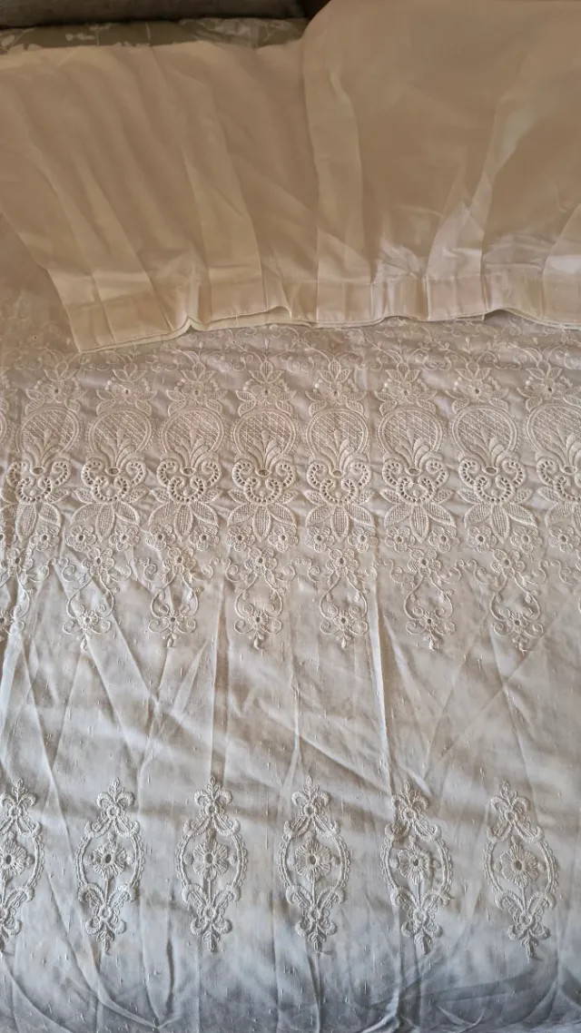 Cortinas blancas de tela con bordado