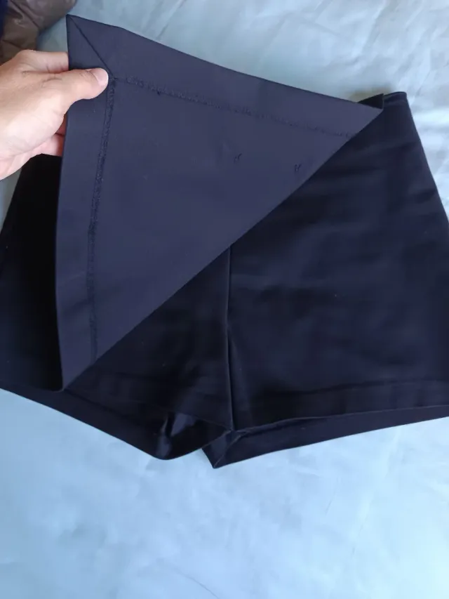 Falda pantalón negra con botones