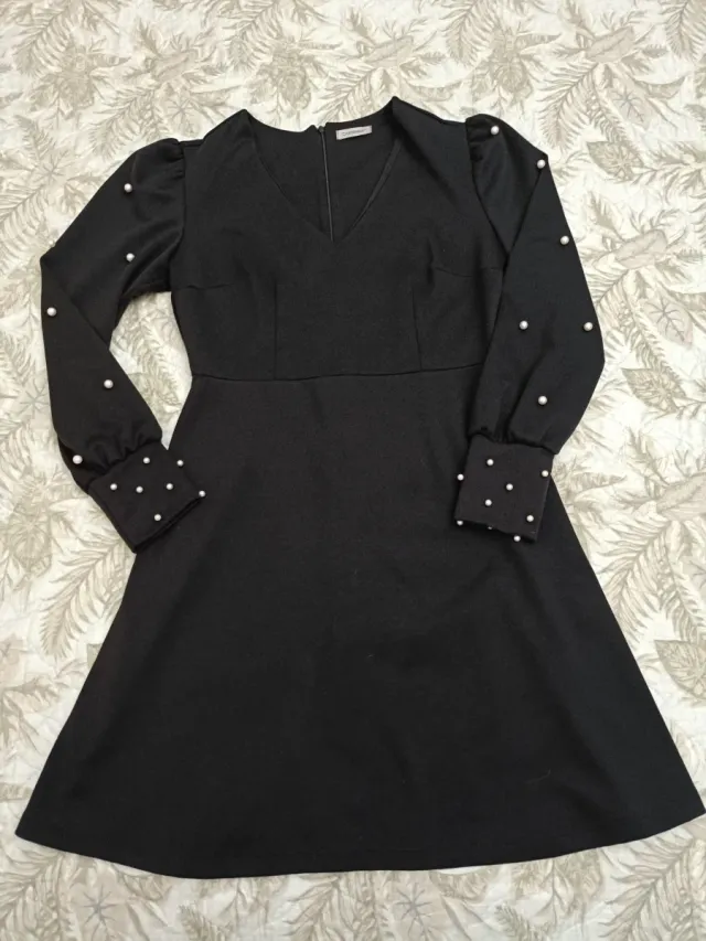 Vestito nero elegante con perle