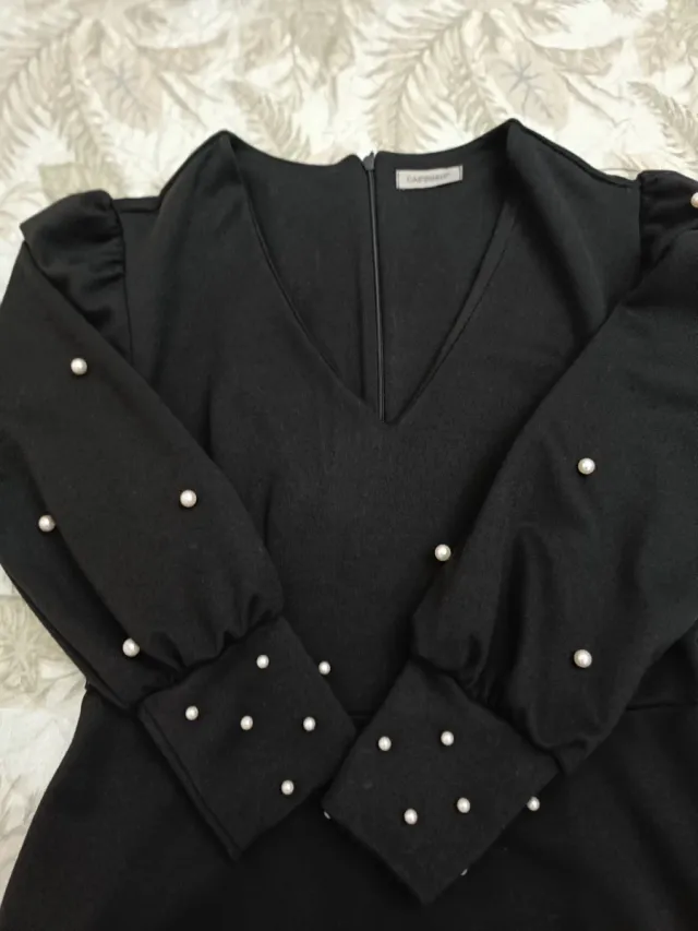 Vestito nero elegante con perle