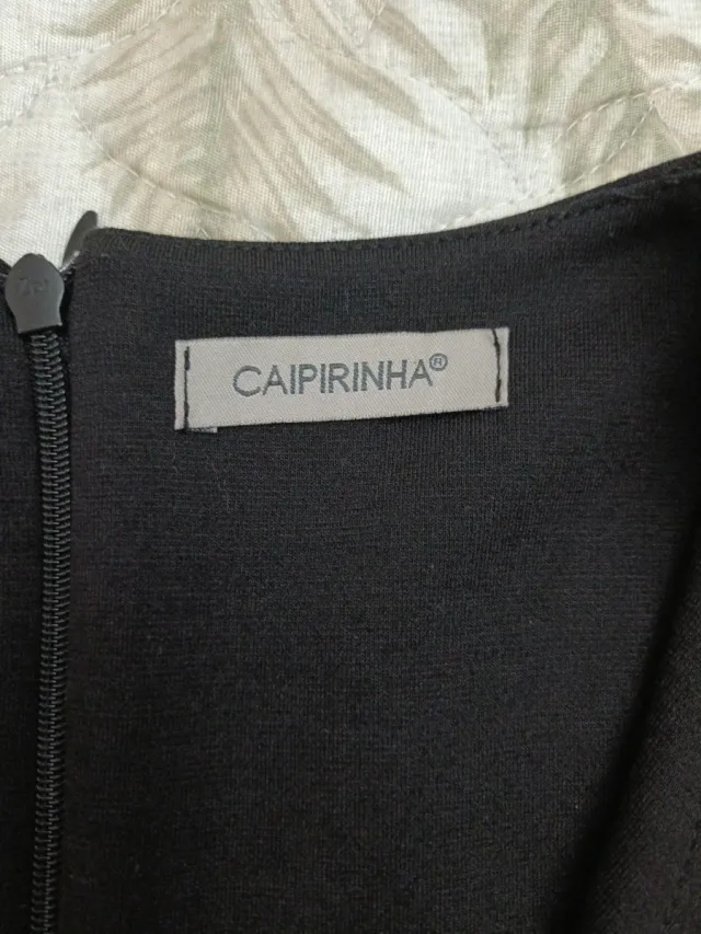 Vestito nero elegante con perle