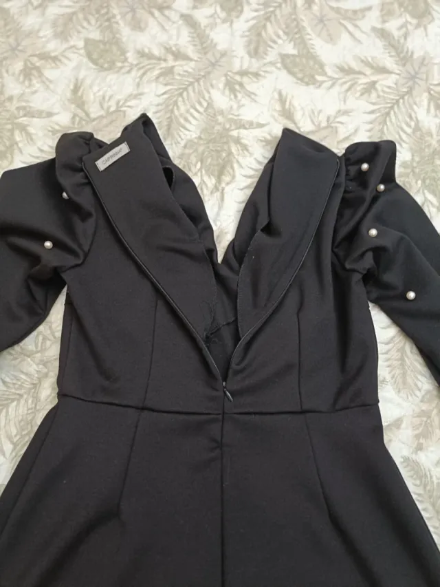 Vestito nero elegante con perle