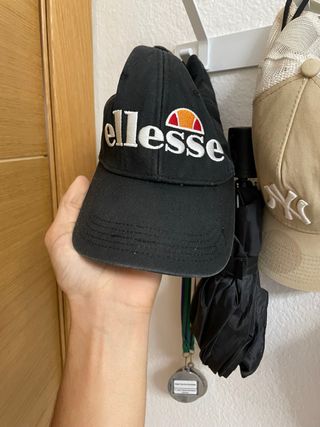 Gorra Ellesse Negra con Logo Multicolor