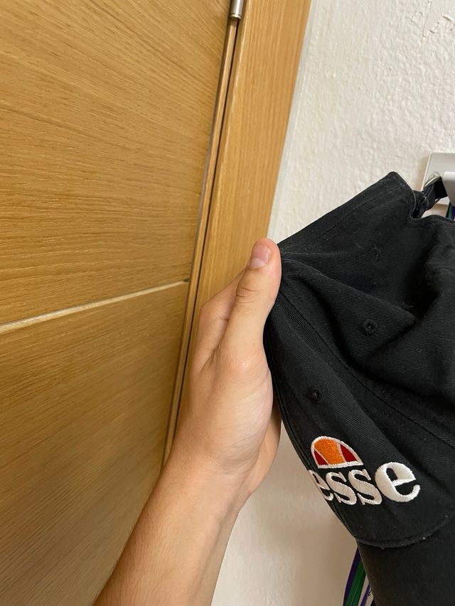 Gorra Ellesse Negra con Logo Multicolor