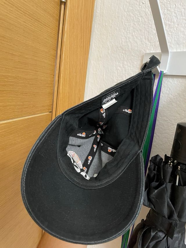 Gorra Ellesse Negra con Logo Multicolor