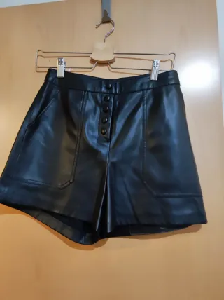 Pantalón corto polipiel negro