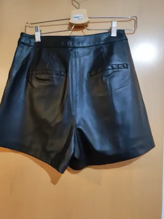 Pantalón corto polipiel negro