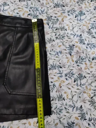 Pantalón corto polipiel negro